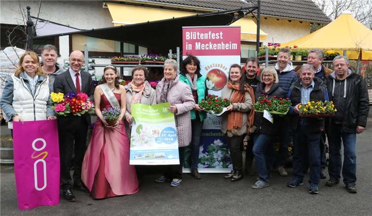Gemeinsam mit Blütenkönigin Anna Mahnig und vielen Helfern und Sponsoren präsentierte Bürgermeister Bert Spilles das Programm für das zehnte Meckenheimer Blütenfest.StF