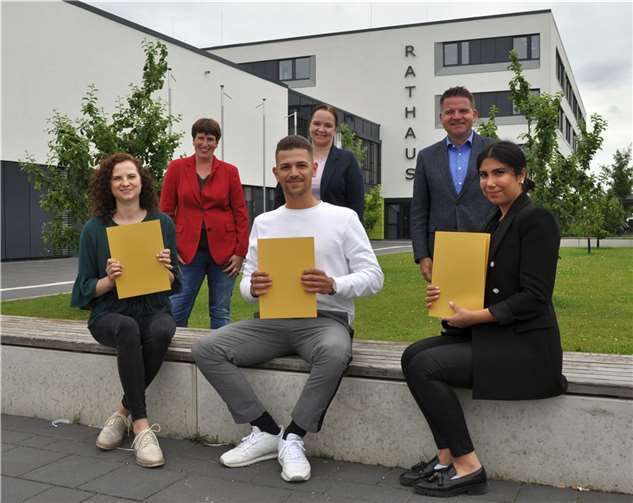 Gemeinsam mit Britta Röhrig und Silke Grohs (hinten von links) gratuliert Bürgermeister Holger Jung (hinten rechts) Klara Manner, Alexander Grosa und Bahar Ülker (vorne von links) zum erfolgreichen Abschluss ihrer Ausbildung. Foto: Stadt Meckenheim