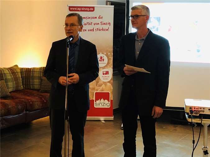 Gemeinsam mit Bürgermeister Andreas Geron (l.) ging Reiner Friedsam auf die markantesten Events des Jahres 2018 ein.