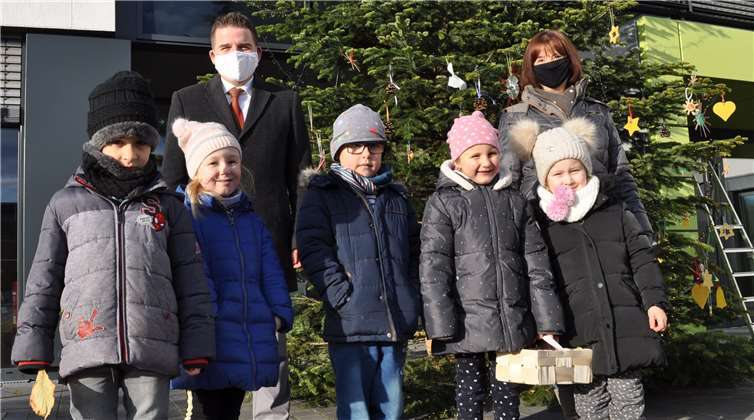 Gemeinsam mit Bürgermeister Holger Jung und der Kita-Leiterin Beate Seidel schmückten die Vorschulkinder der städtischen Kita Löwenzahn den großen Weihnachtsbaum vor dem Rathaus.Foto: Stadt Meckenheim