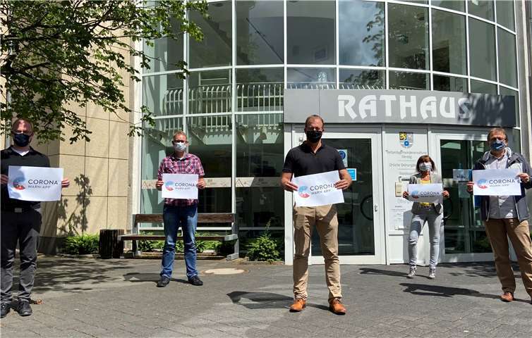 Gemeinsam mit Bürgermeister Jörg Lempertz werben Mitarbeiter der VG Mendig für die neue „Corona-Warn-App“.Foto: VGMendig