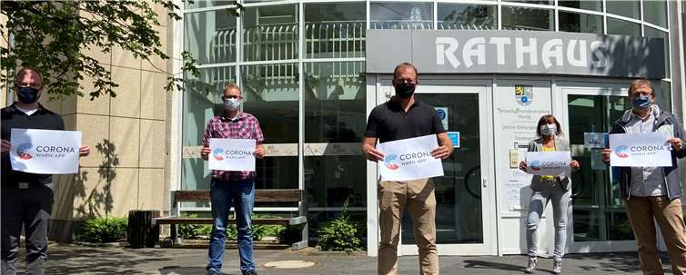 Gemeinsam mit Bürgermeister Jörg Lempertz werben Mitarbeiter der VG Mendig für die neue „Corona-Warn-App“. Foto: VG Mendig