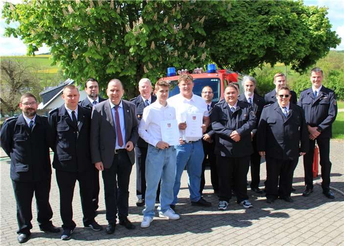 Gemeinsam mit Bürgermeister Johannes Bell und Brohltal-Wehrleiter Markus Meid (rechts) heißen die Königsfelder Feuerwehrleute Max Kettermann (Mitte links) und Leon Thelen (Mitte rechts) in ihren Reihen als Feuerwehranwärter willkommen. Foto: GS