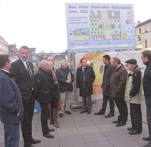 Gemeinsam mit Bürgermeister Reiner Kilgen und dem Vorsitzenden des Neuwieder Aktionsforums Franz Becher machten sich die Mitglieder der CDU-Fraktion ein Bild vom Fortschritt der Arbeiten.privat