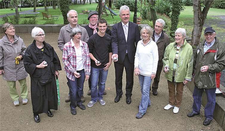 Gemeinsam mit Bürgermeister Stefan Raetz sowie Hedwig Schmitt-Wojcik konnte Clemet Bouguillon am vergangenen Samstag dem Boule-Spiel frönen. STF