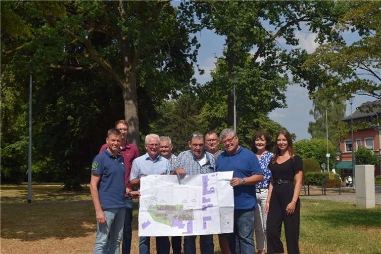 Gemeinsam mit Bürgermeister Volker Mendel, Ortsbürgermeister Wolfgang Theis und weiteren Vertretern vom Planungsbüros Dittrich, der Ortsgemeindne Steimel und aus dem Referat „Dorferneuerung“ der Kreisverwaltung schaute sich Kreis-Beigeordneter Michael Mahlert den Steimeler Marktplatz an. In Kürze soll hier der zweite Abschnitt der Neugestaltung beginnen. Quelle: VG Puderbach