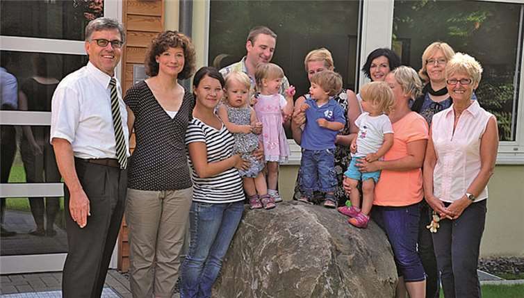 Gemeinsam mit Bürgermeister Wolfgang Kroeger (l.) und Kita-Chefin Hannelore Ockenfels (r.) freuen sich Kinder, Eltern und Erzieher über die neuen Räumlichkeiten in der Hellenbachschule. RÜ