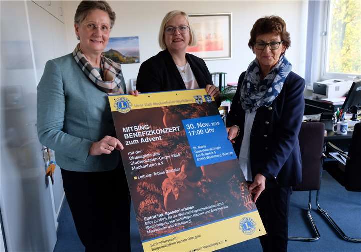 Gemeinsam mit Bürgermeisterin Renate Offergeld präsentieren die Lions Präsidentin Rula Strehl und Vizepräsidentin Angelika Wurm das Plakat zum Mitsing-Benefizkonzert. Foto: privat