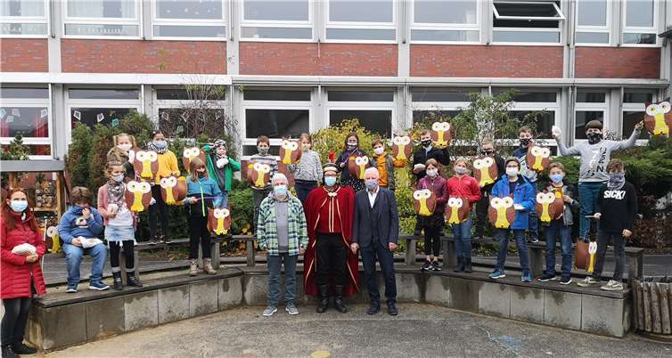 Gemeinsam mit Bürgermeistern und dem heiligen St. Martin stellte sich die Schulgemeinschaft zum Gruppenfoto auf. Fotos: privat