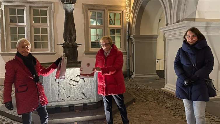 Gemeinsam mit CDU-Mitglied Anna Carina Saneternik gratulierte Stadträtin Monika Artz Brigitte Krautkrämer zur Verleihung der Ehrennadel.Quelle: CDU Koblenz-Karthause