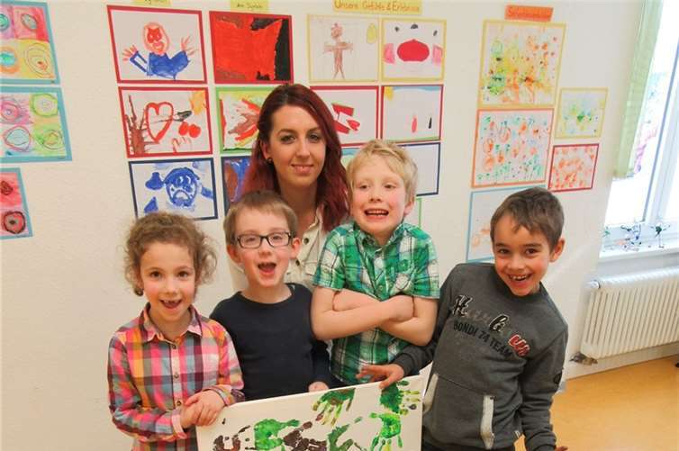 Gemeinsam mit Charline Poller fertigten die Kinder tolle Kunstwerke. privat