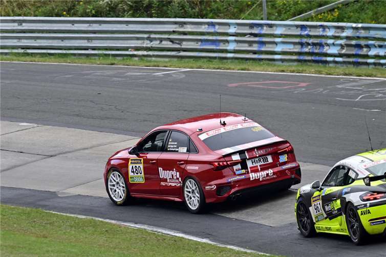 Gemeinsam mit Christoph Dupre` konnten sich Joachim und Jürgen Nett über den Sieg mit ihrem Audi RS3 in der Klasse VT2-F+4 WD freuen. Fotos: BURG