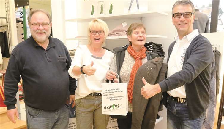 Gemeinsam mit Claudia und Frank Becker vom Modehaus KAKTUS freuten sich Ludwig Klöckner und Rosemarie Hamiko über die großzügige Spende. StF