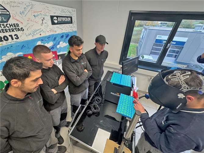 Gemeinsam mit DigiMit² und dem Unternehmen WeldPlus war die WFG zu Gast bei der Firma IRS Group in Polch. WeldPlus stellte hier den digitalen Schweißsimulator „Soldamatic“ vor.  Foto: DigiMit²