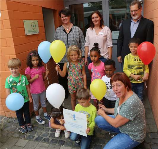 Gemeinsam mit Elternvertretung und Kindern freute sich Leiterin Helene Hohenhaus und Tanja Golly über die Förderung des Ministeriums.StF