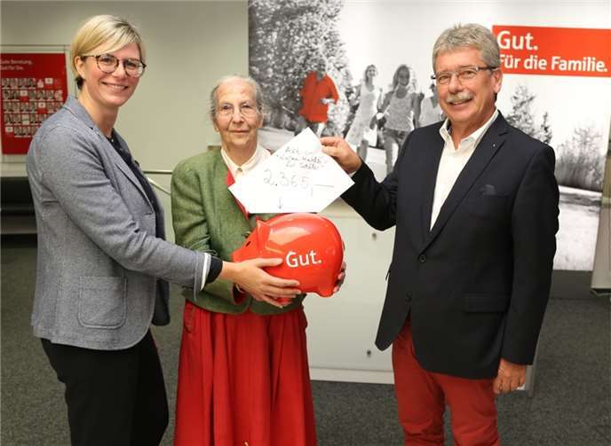 Gemeinsam mit Erika Meyer zu Drewer freuten sich KSK-Chefin Sonja Schallenberg und ihr Vorgänge Peter Frings über eine Spende in Höhe von 2.365. Euro. stf