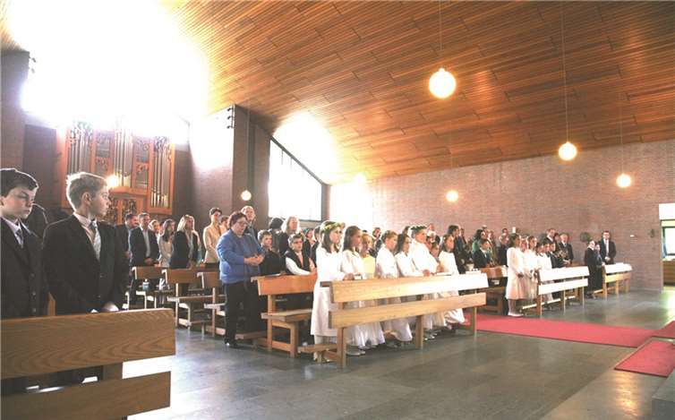 Gemeinsam mit Familien und Freunden trafen sich die Pecher Kommunionkinder zum Dankgottesdienst.StF