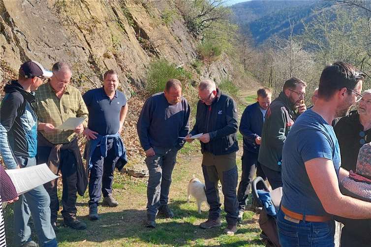 Gemeinsam mit Förster Markus Noack machte sich der Gemeinderat auf den Weg, um bestimmte Waldflächen hier für das Projekt in Augenschein zu nehmen.  Foto: privat