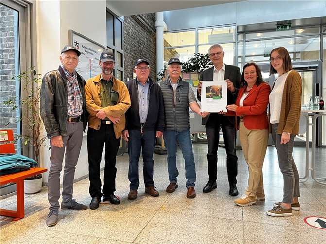 Gemeinsam mit Frau Lydia Bauer von Westenergie und Nicole Rokicki begrüßte Bürgermeister Ludger Banken die Vertreter des Georgsring e.V. Rheinbach Martin Fröhlich, Vorsitzender Hans-Jörg Limbach, stellv. Vorsitzender Adolf Füllenbach, Leiter Möbellager und Dieter Bauerfeind, Leiter Fahrradwerkstatt am 24. Oktober 2022 im Rheinbacher Rathaus, um ihnen den Klimaschutzpreis 2022 für ihr ehrenamtliches Engagement mit dem Projekt „Abfall ein zweites Leben verschaffen“ im Möbellager und der Fahrradwerkstatt zu übergeben. Foto: privat
