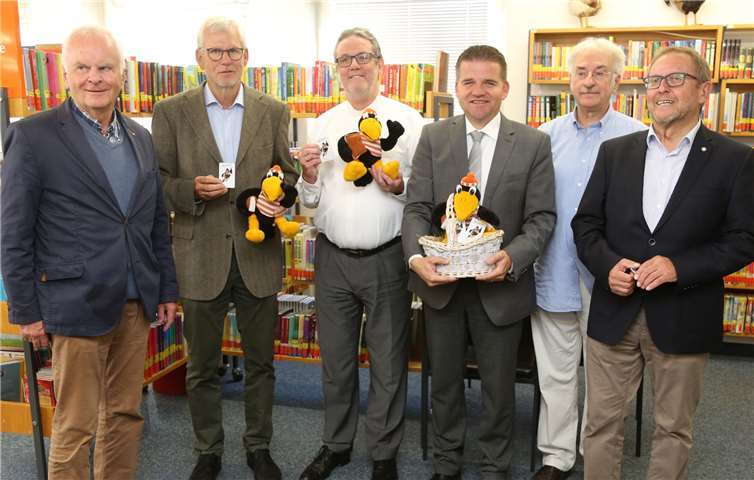 Gemeinsam mit „Fridolin“ bedankten sich Holger Jung und Dr. Reinhard Malcherek bei den Vertretern des Rotary-Clubs. Foto: StF