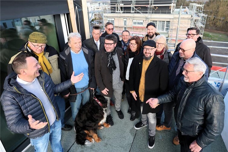 Gemeinsam mit GSG-Geschäftsführer David Meurer haben sich die Mitglieder des Bündnisses für Neuwied über den Stand der beiden Neubauten der GSG auf dem Heddesdorfer Berg informiert. 26 barrierearme, moderne, altersgerechte Wohnungen. Fertigstellung Ende 2026.