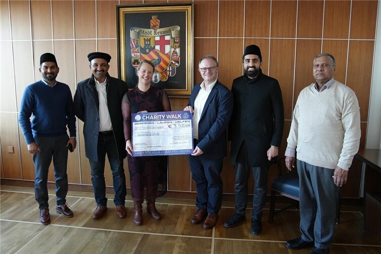 Gemeinsam mit Gemeindemitgliedern überreichte Mudassar Ahmed (2.v.r.), Imam der Neuwieder Ahmadiyya-Gemeinde, der Sonnenlandschule einen Scheck über 3.500 Euro. Schulleiterin Ina Mang (3.v.l.) und Oberbürgermeister Jan Einig (3.v.r.) freuten sich über die großzügige Spende.  Foto: Felix Banaski
