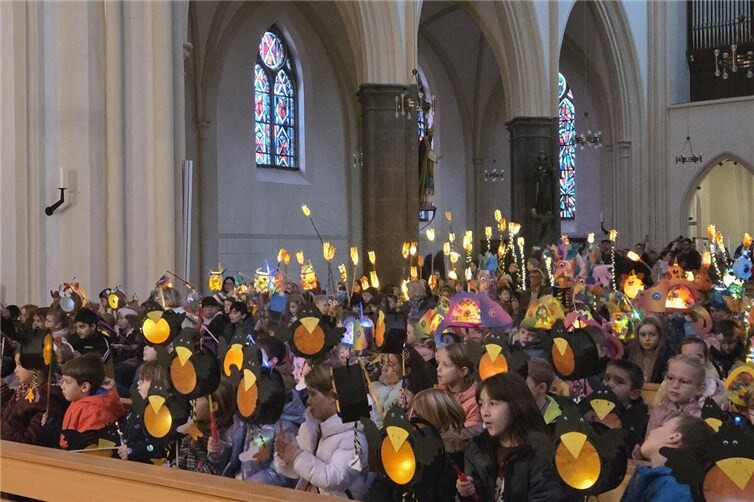 Gemeinsam mit Gemeindereferentin Frau Wilbert und Pfarrer Beetschen gestalteten die Schülerinnen und Schüler eine feierliche Andacht, die den Start in die Vorweihnachtszeit einläutete.Fotos: privat