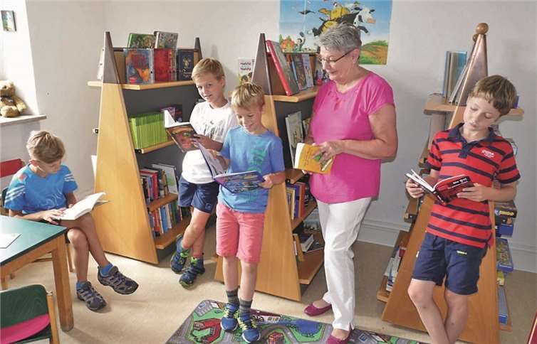 Gemeinsam mit Gisela Rösner „erforschten“ einige Schüler der dritten Grundschulklasse die Kinderbücherei. FRE