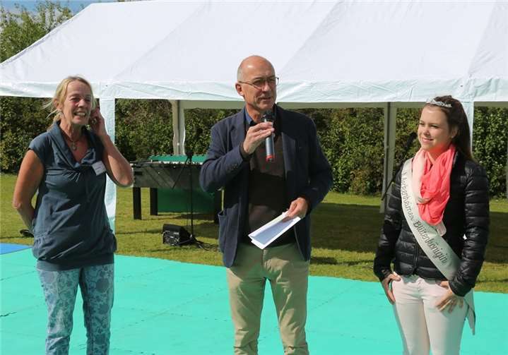 Gemeinsam mit Hanna Esser und Blütenkönigin Lea Schönenberg eröffnete Bürgermeister Bert Spilles das Sport- und Spielfest.