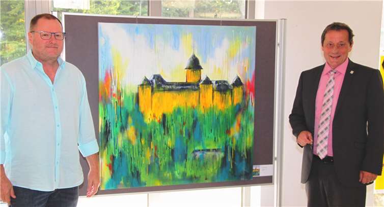 Gemeinsam mit Heinz Kuppler sieht sich Landrat Schwickert (re.) die Ausstellung „Bauwerke im Westerwald“ an, die vier Wochen im Foyer des Kreishauses zu sehen ist.Pressestelle der Kreisverwaltung