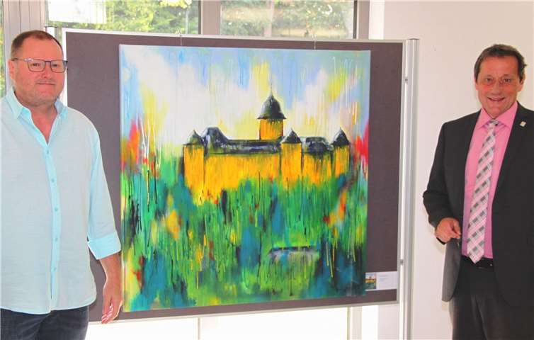 Gemeinsam mit Heinz Kuppler sieht sich Landrat Schwickert die Ausstellung „Malerischer Westerwald“ an, die vier Wochen im Foyer des Kreishauses zu sehen ist. Pressestelle der Kreisverwaltung