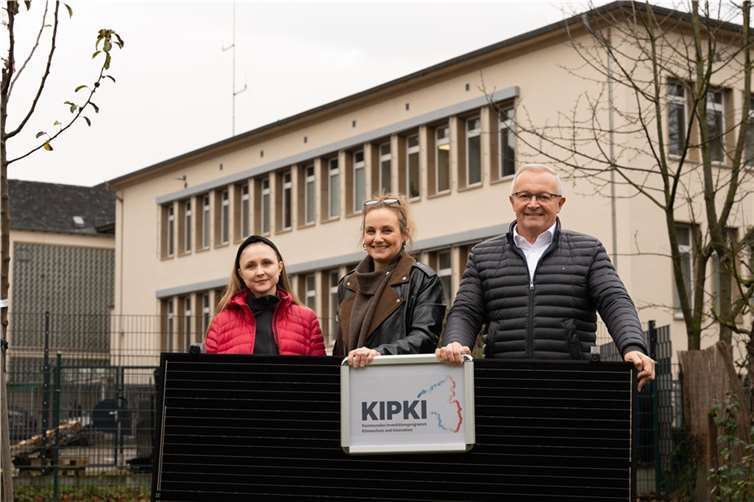 Gemeinsam mit Janine Sieben, Klimaschutzmanagerin des Landkreises (Mitte), Klimawandelanpassungsmanagerin Angelina Zahn und dem Immobilienmanagement der Kreisverwaltung setzt sich Landrat Achim Hallerbach für die Nutzung regenerativer Energien auch im Landkreis Neuwied ein.  Foto: Martin Boden/Kreisverwaltung Neuwied