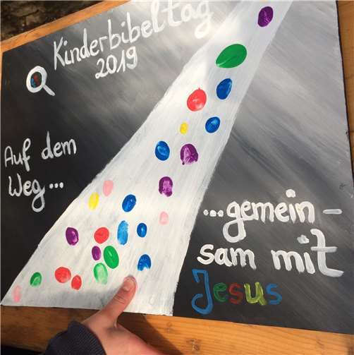 „Gemeinsam mit Jesus“ waren die Kinder auf dem Weg, auf dem sie ihre Fingerabdrücke hinterließen.