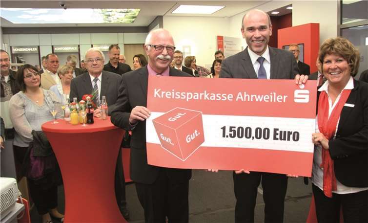 Gemeinsam mit KSK-Geschäftsstellenleiterin Irene Kassing übergab Guido Mombauer, KSK-Vorstandsmitglied, einen Scheck in Höhe von 1.500 Euro an Richard Keuler (l.). privat