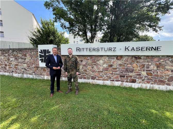 Gemeinsam mit Kasernenkommandant Fregattenkapitän Henning Rathke nahm Josef Oster die Rittersturz-Kaserne in Lahnstein unter die Lupe.