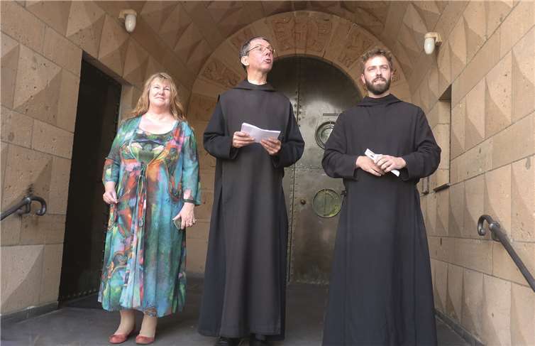 Gemeinsam mit Katharina Brellochs und Bruder Stephan Oppermann begrüßte Prior-Administrator Pater Petrus Nowack (Mitte) die geladenen Gäste an der Klosterpforte zur Eröffnung der Ausstellung.