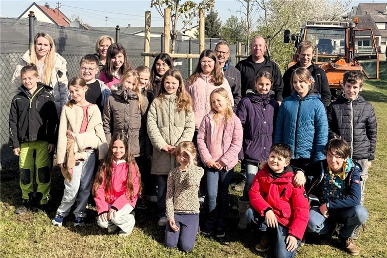 Gemeinsam mit Klassenlehrerin Katharina Welsch, Schulleiterin Rita Ockenfeld-Fein sowie den Bauhofmitarbeitern Frank Simon, Aljoscha Klein und Marco Goller hat die Känguruklasse der Grundschule Saffig ihren Jahrgangsbaum gepflanzt 
