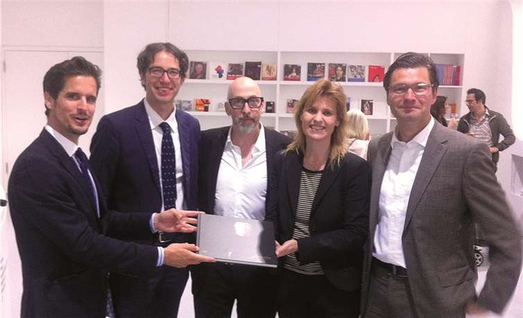 Gemeinsam mit Künstler Jochen Hein (Mitte) über Christian Altmaier (l.) und Carl-Günther Benninghoven (r.) den signierten Katalog an Museumsleiter Dr. Markus Bertsch und Bibliotheksleiterin Susanne Ott. privat