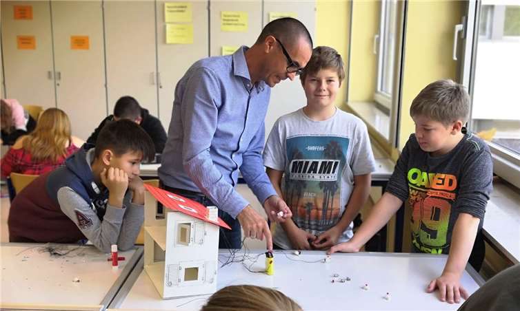 Gemeinsam mit Kurt Hürter haben die Schüler spannende Experimente rund um das Thema Energie durchgeführt. Foto: Innogy