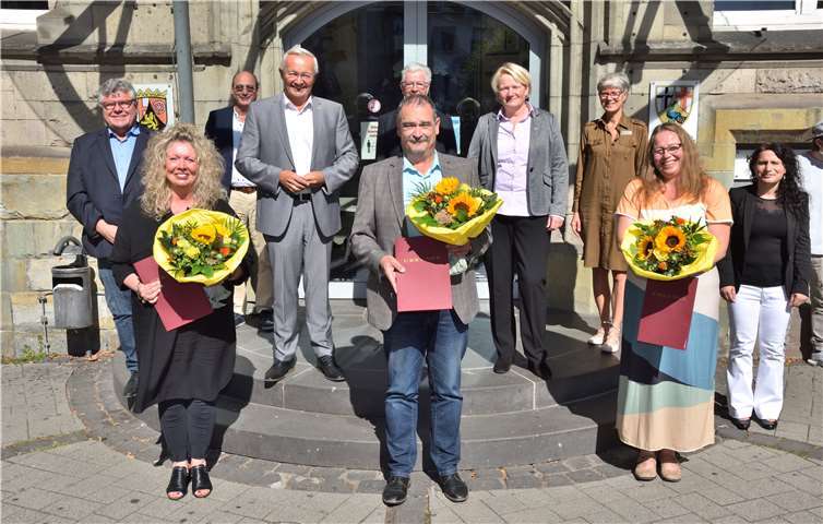 Gemeinsam mit Landrat Achim Hallerbach (4.v.l.) beglückwünschten die Mitglieder des Kreisvorstands, Vorgesetzte und Kolleginnen und Kollegen die drei geehrten Melanie Pees (vorne rechts), Alexandra Moog (vorne links) und Volker Lemgen (Mitte) zu ihren Jubiläen.Foto: Kreisverwaltung