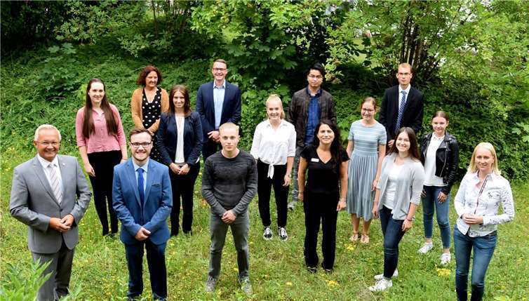 Gemeinsam mit Landrat Achim Hallerbach, Büroleiterin Diana Wonka, AusbildungsleiterinNesrin Uslu und Personalratsvorsitzender Birgit Eisenhuth halten die neuen Anwärterinnen ihren Einstieg ins Berufsleben im Bild fest: (vordere Reihe von links): Kevin Lemgen(Kreisinspektor-Anwärter), André Seeländer (Verwaltungsfachangestellter), Alina Simonis (Verwaltungsfachangestellte), (mittlere Reihe von links): Milena Grams (Kreisinspektor-Anwärterin), Jennifer Banek (Kreisinspektor-Anwärterin), Kiara Lee Kurth (Kreissekretär-Anwärterin), Damaris Fast (Kreissekretär-Anwärterin), Julia Gries (Jahrespraktikantin Fachoberschule), (hintere Reihe von links): Philipp Rausch (Kreisinspektor-Anwärter), Si Dat Nguyen (Fachinformatiker für Systemintegration), Philipp Ketler (Kreisinspektor-Anwärter).