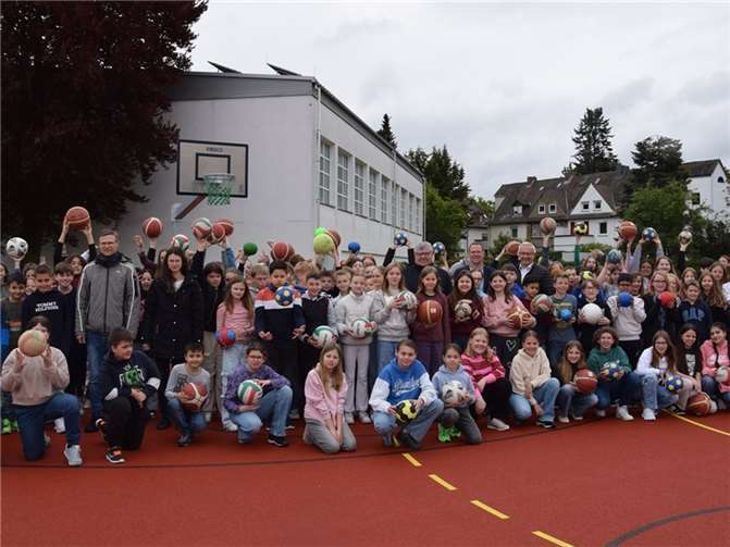 Gemeinsam mit Landrat Achim Hallerbach, dem vormaligen 1. Kreisbeigeordneten Michael Mahlert und Schulleiter Frank Michael Strauss freuten sich natürlich auch die Schülerinnen und Schüler des Werner-Heisenberg-Gymnasiums darüber, dass das modernisierte Außensportgelände jetzt seiner Bestimmung übergeben werden konnte. Foto: Silke Läufer-Hermann.