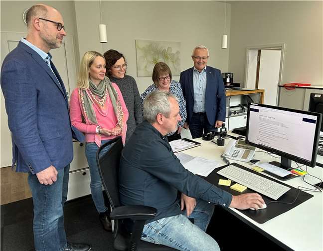 Gemeinsam mit Landrat Achim Hallerbach testeten (von links) Dr. Tobias Esper (Referatsleitung Infektionsschutz), Büroleiterin Diana Wonka, Patricia Jung (Koordinierungsstelle digitale Verwaltung), Joachim Frings (Untere Jagdbehörde, sitzend) und Sabine Hennemann (Gesundheitsverwaltung) das neue Instrumentarium.  Foto: Thomas Herschbach