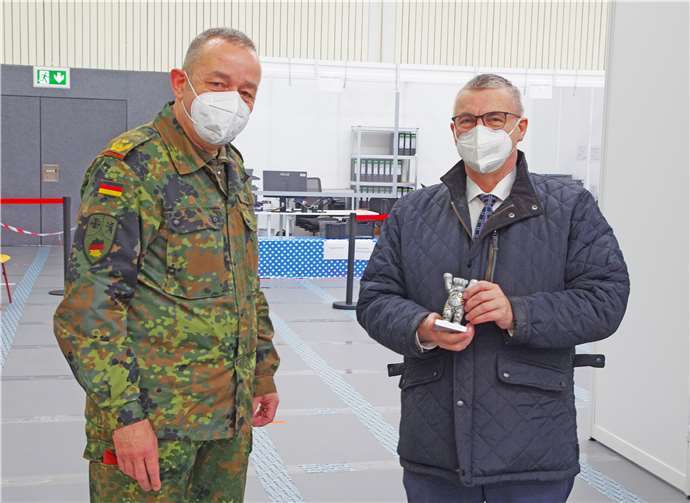 Generalmajor Carsten Breuer besucht Impfzentrum in Polch Gemeinsam mit Landrat Dr. Alexander Saftig stattete Generalmajor Carsten Breuer dem Impfzentrum Polch und den dort eingesetzten Soldaten vom Zentrum Innere Führung in Koblenz einen Besuch ab. .