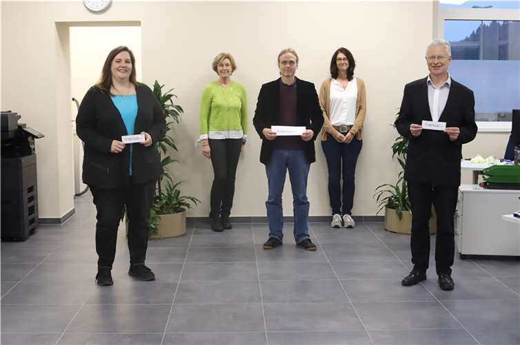 Gemeinsam mit Landrat Frank Puchtler stellen sich Leiter Markus Kasnitz, die Stellvertretende Leiterin Gabi Schild und die Sachbearbeiterinnen Nicole Mies und Sabrina Pera der spannenden Aufgabe. Foto: Rhein-Lahn-Kreis