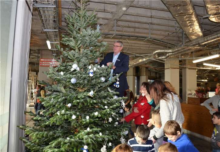 „Sprechdachse“ schmückten Tanne im Foyer Gemeinsam mit Landrat Sebastian Schuster und Kreisdirektorin Annerose Heinze wurde der Baum geschmückt.