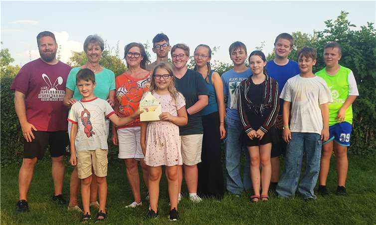 Gemeinsam mit Lilo Hehn-Rieck übergab Marianne Mickley eine Spende in Höhe von 2.000 Euro an Jungschützenmeister Christian Klein. Foto: Daniela Seelig