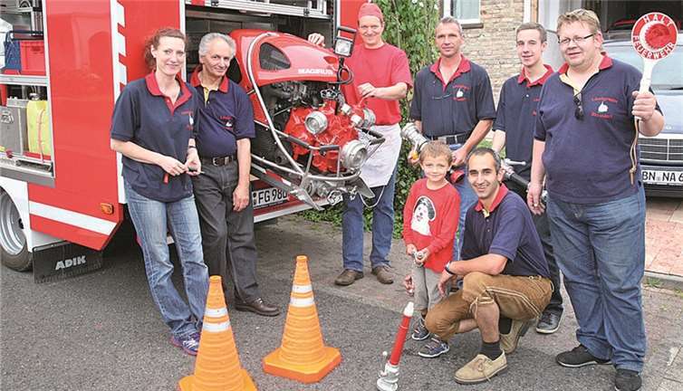 Gemeinsam mit Löschgruppenführer Frank Ziegenhals versammelten sich schon die jüngsten Floriansjünger mit Teilen der Aktiven am Feuerwehrauto-StF-