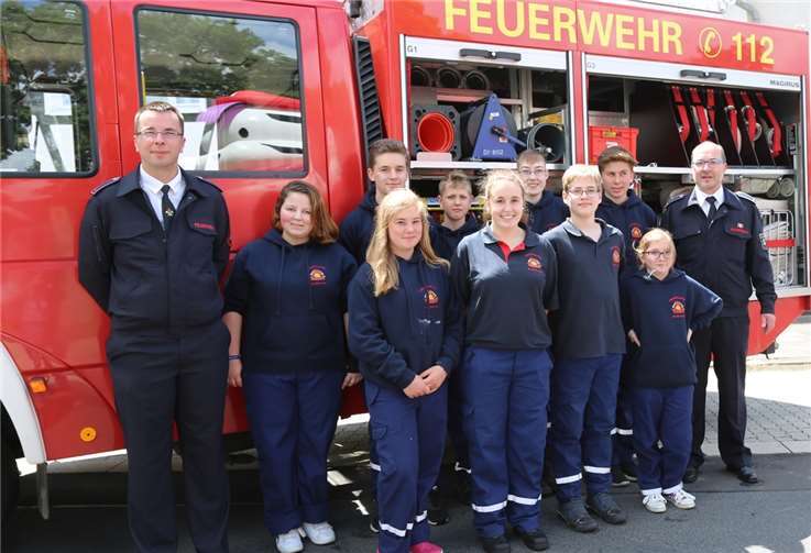 Gemeinsam mit Löschgruppenführer Manfred Schmitz und dem stv. Jugendfeuerwehrwart Ralf Steinert präsentierte sich die Jugendwehr in Lüftelberg. -StF-