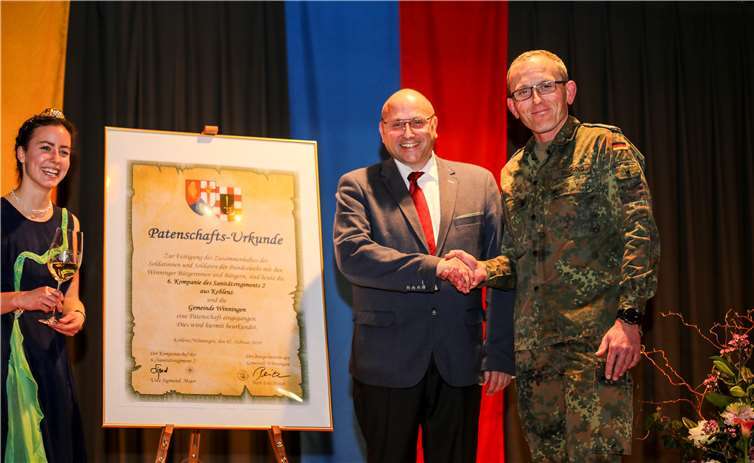 Gemeinsam mit Major Uwe Sigmund enthüllte Ortsbürgermeister Eric Peiter die Patenschaftsurkunde. Fotos EP